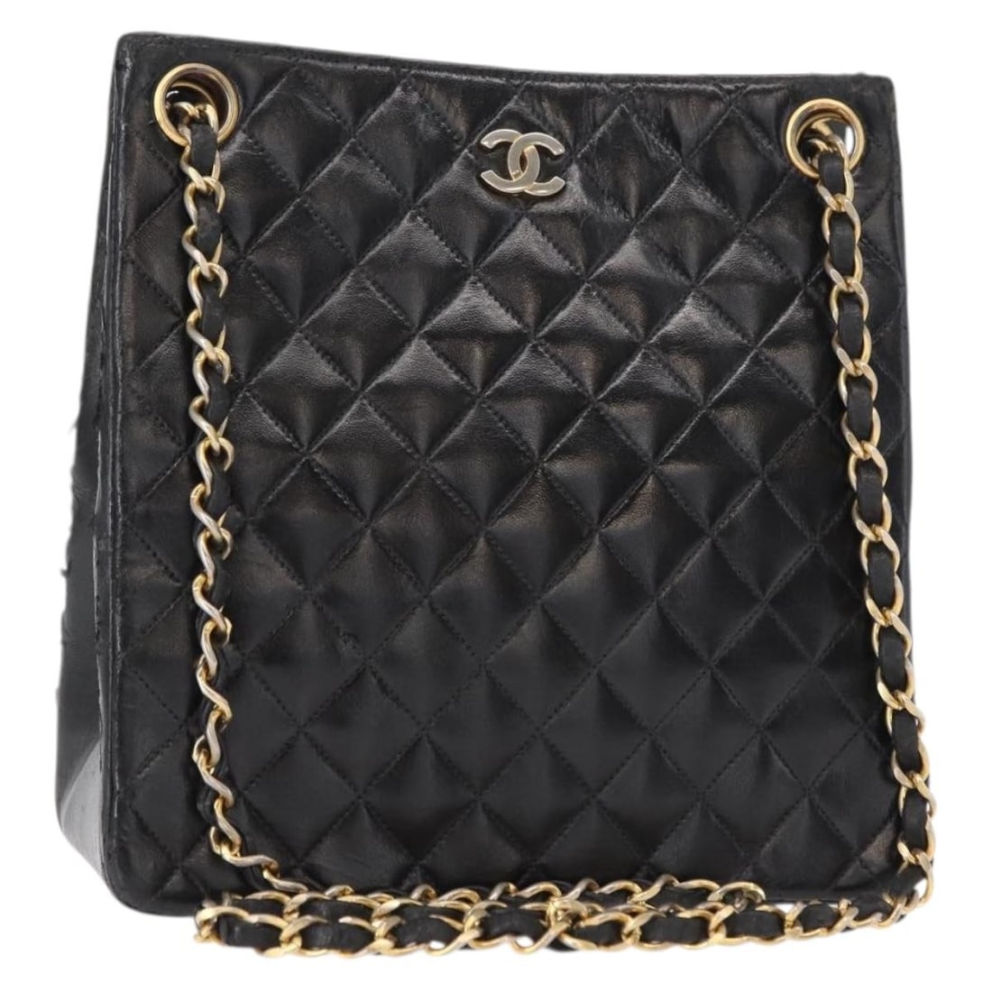 CHANEL Matelasse Black Patent Leather Shoulder Bag Gold CC Auth 154765: CHANEL Matelasse Black Patent Leather Shoulder Bag Gold CC Auth 154765 This CHANEL Matelasse Chain Shoulder Bag is a luxurious accessory crafted from black patent leather, featuring elegant gold accen