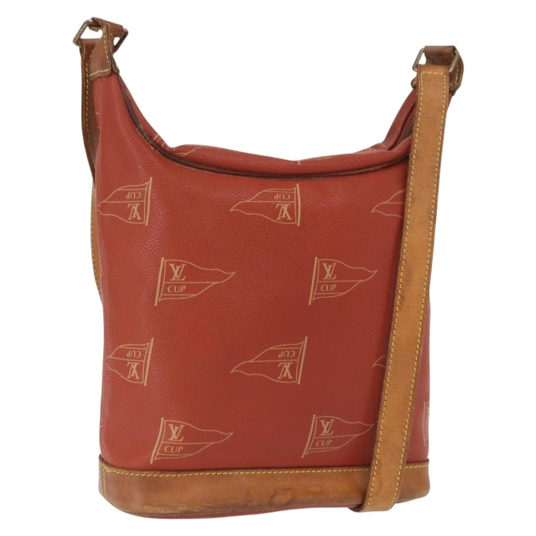 Le Touquet Red Shoulder Bag Louis Vuitton Cup Canvas M80027 France: Le Touquet Red Shoulder Bag Louis Vuitton Cup Canvas M80027 France This Louis Vuitton Cup Le Touquet shoulder bag features a red Louis Vuitton Cup canvas exterior. The bag includes an adjustable shoul