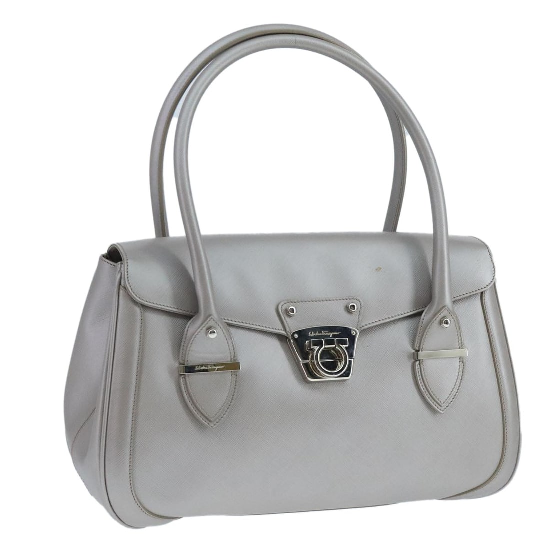 Salvatore Ferragamo Gancini Silver Leather Hand Bag Auth DH-21 A234: Salvatore Ferragamo Gancini Silver Leather Hand Bag Auth DH-21 A234 This Salvatore Ferragamo Gancini Hand Bag combines elegance and functionality with its striking silver leather exterior. Designed in