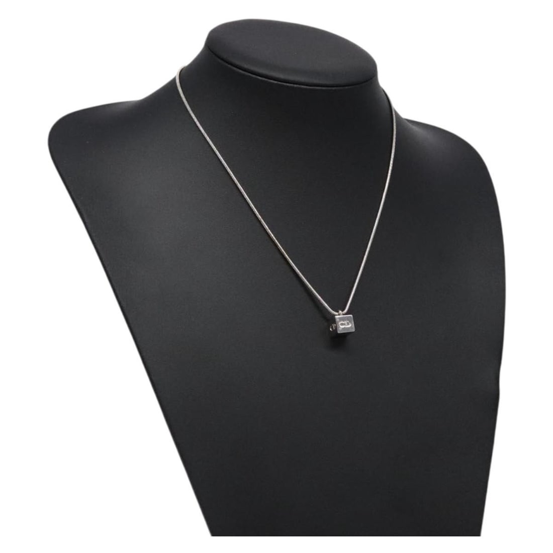 Christian Dior Silver Necklace Authentic Metal Design: Christian Dior Silver Necklace Authentic Metal Design This Christian Dior necklace showcases a stylish and elegant design crafted from high-quality metal in a sleek silver tone. With a total length of