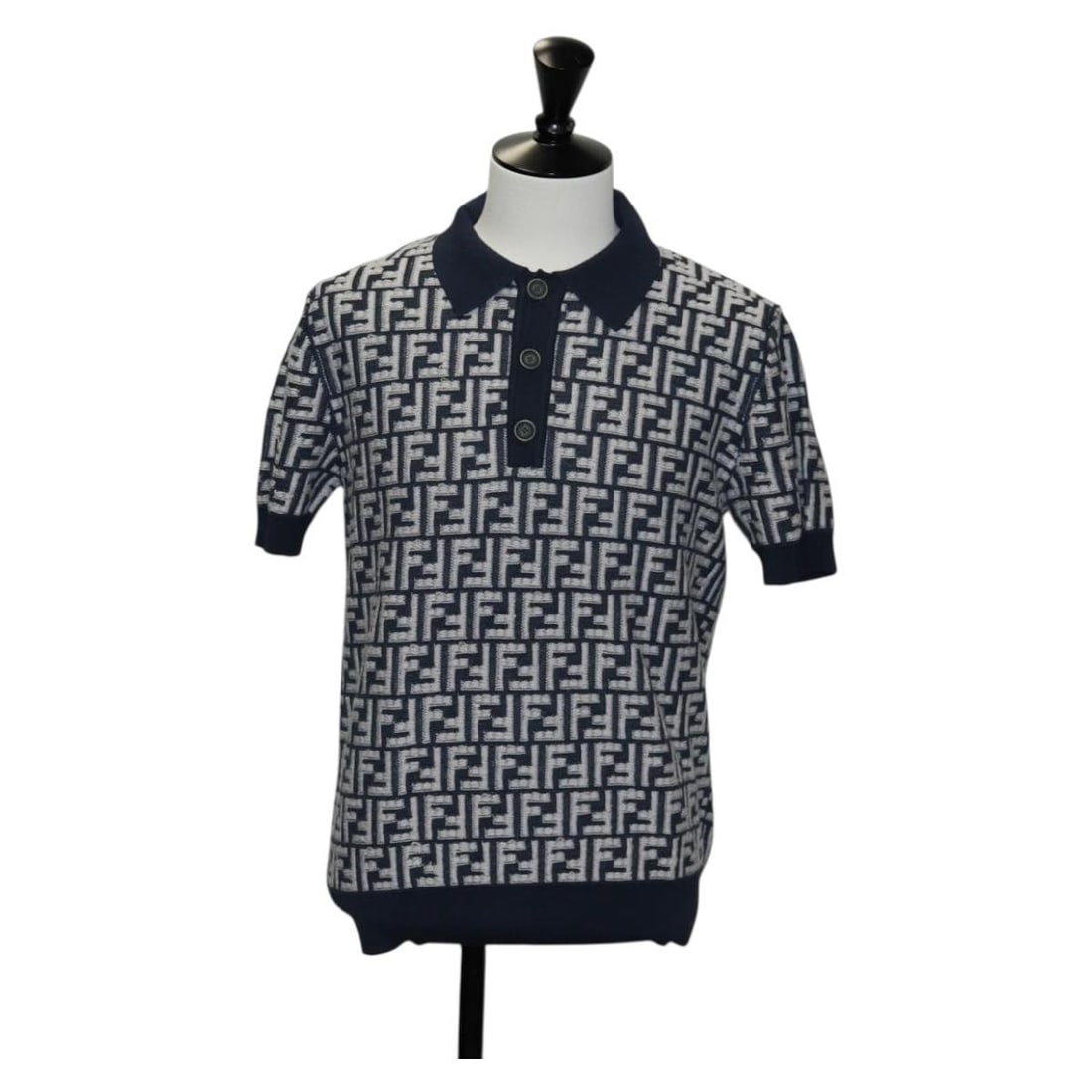 Fendi Navy Wool Polo Shirt Authentic Made in Italy: Fendi Navy Wool Polo Shirt Authentic Made in Italy Elevate your wardrobe with this authentic FENDI polo shirt crafted from luxurious wool in a classic navy hue. Designed in Italy, this shirt features