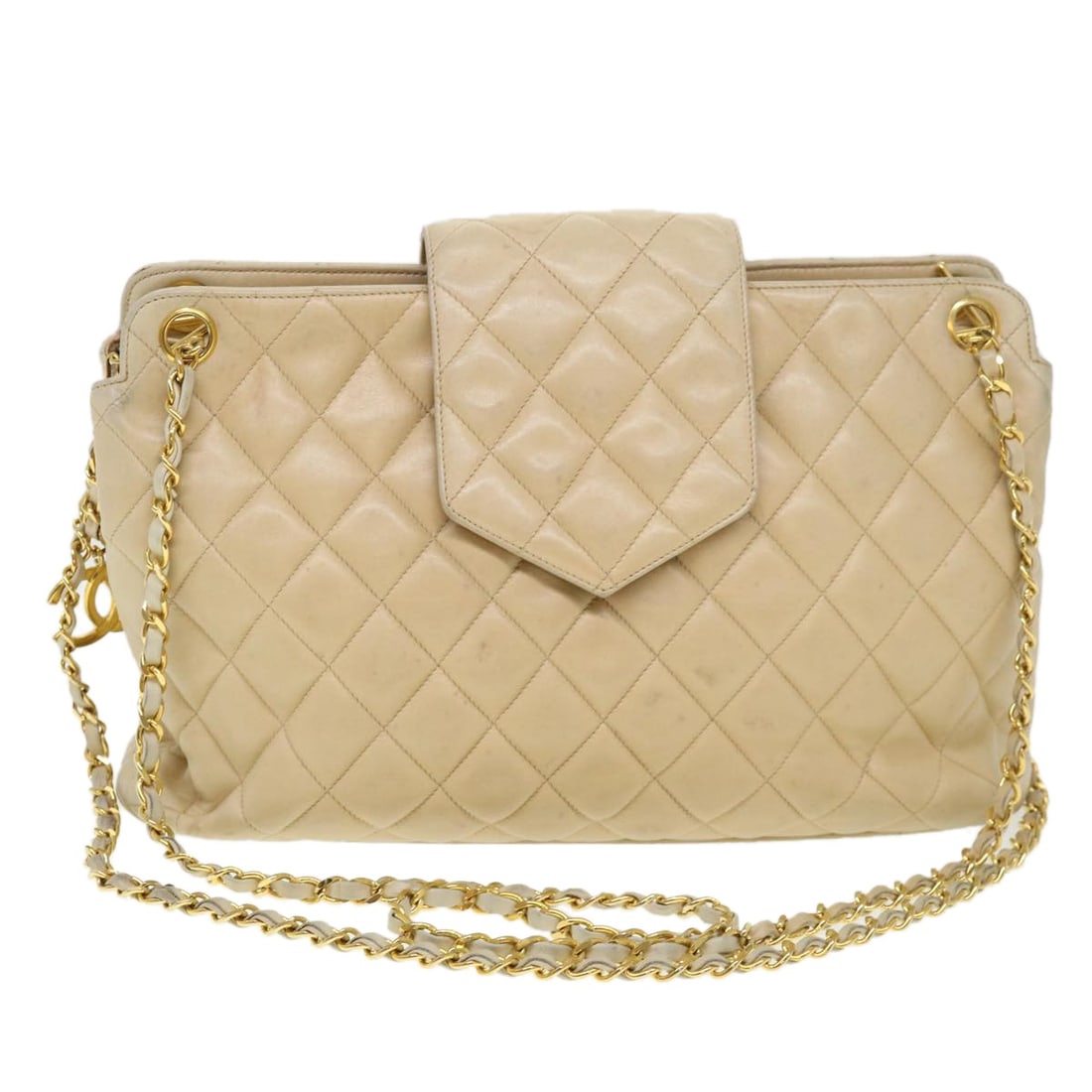 CHANEL Beige Lamb Skin Shoulder Bag Made in Italy Auth 38451: CHANEL Beige Lamb Skin Shoulder Bag Made in Italy Auth 38451 This exquisite CHANEL Chain Shoulder Bag is crafted from premium lambskin leather in a sophisticated beige hue. Made in Italy, this stylish