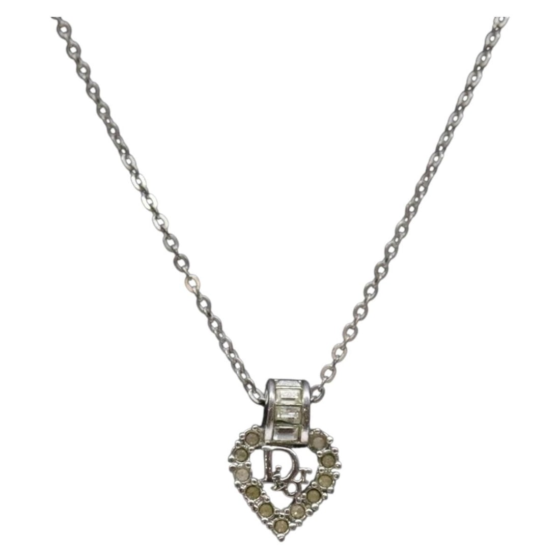 Christian Dior Silver Heart Logo Necklace Authentic: Christian Dior Silver Heart Logo Necklace Authentic This Christian Dior Heart Logo Necklace showcases a classic design crafted from metal with a striking silver finish. With a total length of approxim