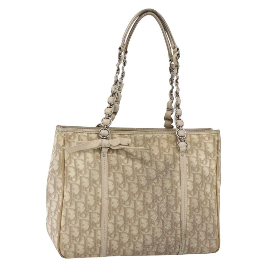 Christian Dior Trotter PVC Hand Bag Beige Silver Auth 156376: Christian Dior Trotter PVC Hand Bag Beige Silver Auth 156376 Introducing the Christian Dior Trotter Canvas Romantic Hand Bag, a stylish accessory crafted in Italy. This elegant bag features a combinat