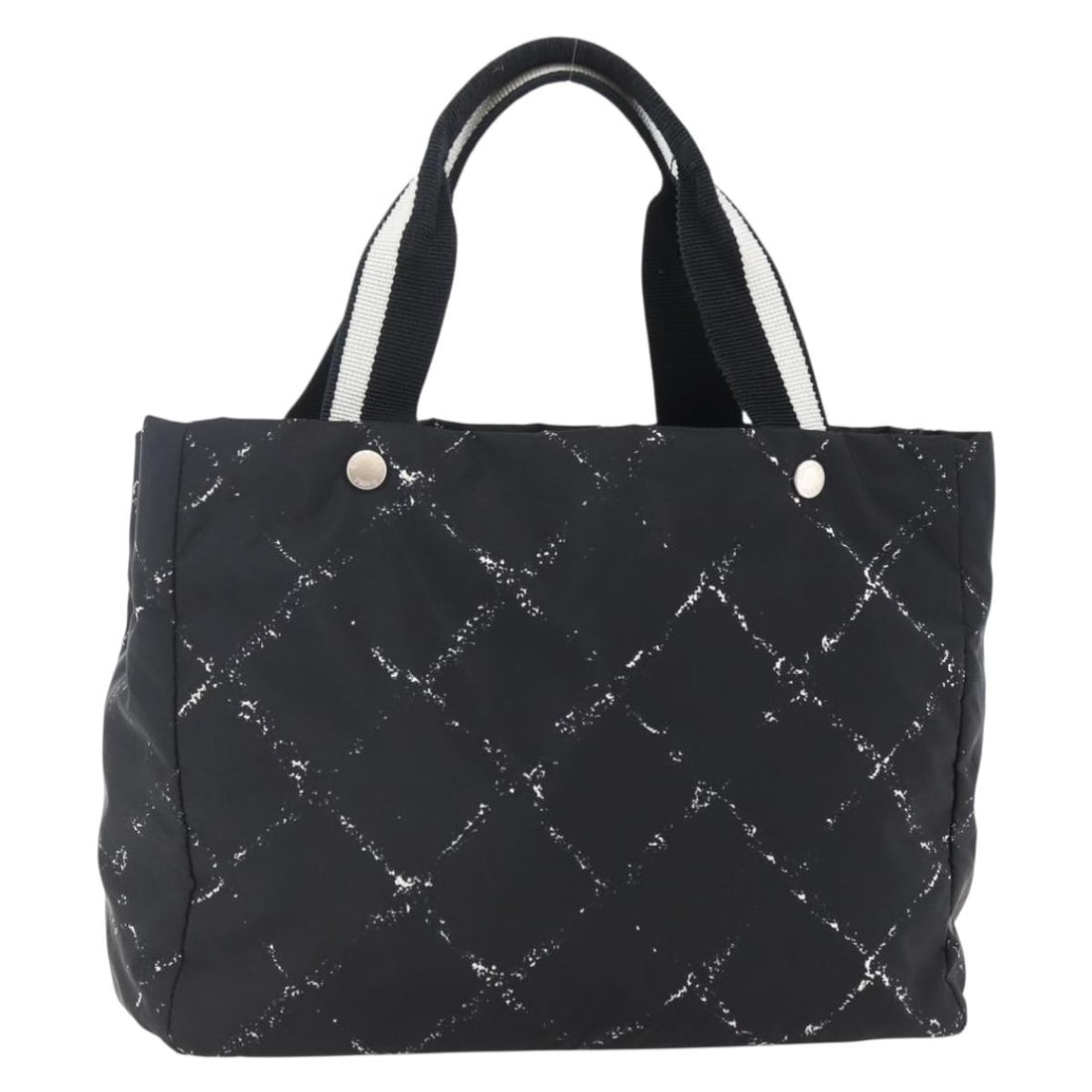 CHANEL Travel Line Black White Nylon Tote Bag Auth Italy 145777: CHANEL Travel Line Black White Nylon Tote Bag Auth Italy 145777 This CHANEL Travel Line Tote Bag is a stylish and practical accessory made from durable nylon, featuring a chic black and white color sc