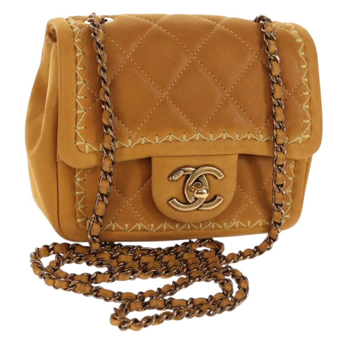 CHANEL Yellow Suede Chain Shoulder Bag Gold CC Auth 145362A: CHANEL Yellow Suede Chain Shoulder Bag Gold CC Auth 145362A This exquisite CHANEL Chain Shoulder Bag is crafted from luxurious suede in a stunning yellow and gold color combination. Made in Italy, thi