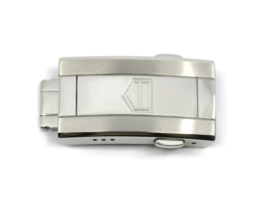 TAG Heuer 18mm Stainless Steel Buckle 100% Authentic: TAG Heuer 18mm Stainless Steel Buckle 100% Authentic Enhance your wristwatch with this authentic TAG Heuer stainless steel buckle, designed for a perfect fit with an 18mm width. This pre-owned buckle