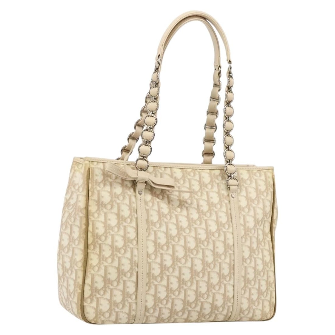 Christian Dior Beige Silver Trotter Canvas Tote Bag PVC Auth 146344: Christian Dior Beige Silver Trotter Canvas Tote Bag PVC Auth 146344 This Christian Dior Trotter Canvas Romantic Chain Bag is a stylish tote bag crafted from durable PVC leather and Trotter canvas in a