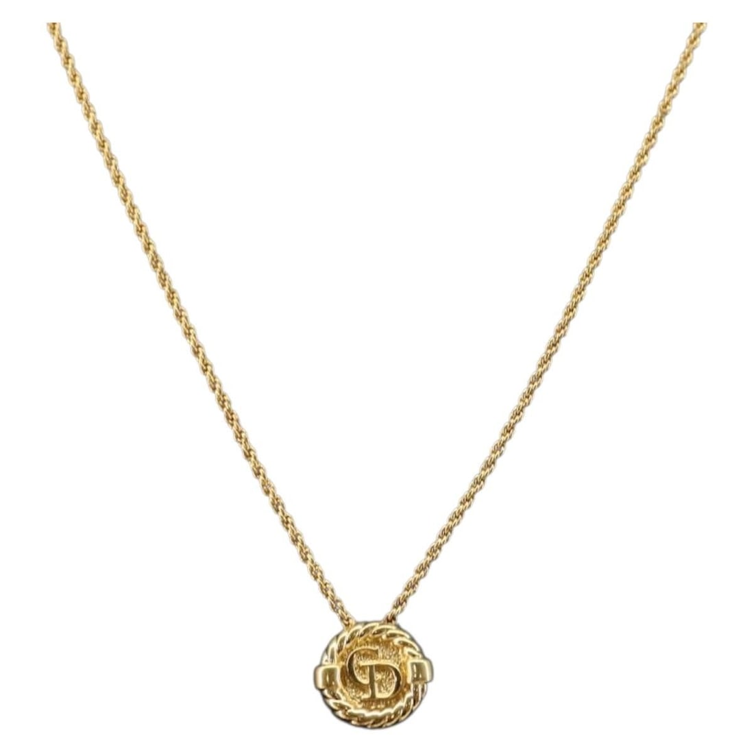 Christian Dior Gold Tone Rope Circle CD Logo Necklace Authenticated: Christian Dior Gold Tone Rope Circle CD Logo Necklace Authenticated This stylish Christian Dior Rope Circle Necklace features a striking gold tone metal design, perfect for adding a touch of elegance