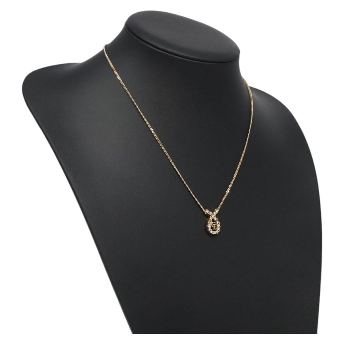 Christian Dior Gold Metal Necklace Auth AM8229: Christian Dior Gold Metal Necklace Auth AM8229 This elegant Christian Dior Necklace features a stunning gold metal finish that adds a touch of luxury to any outfit. With a total length of approximatel