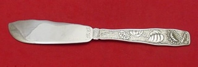 Towle Orchids Sterling Silver Butter Spreader 6.25 Inch Flat Handle: Towle Orchids Sterling Silver Butter Spreader 6.25 Inch Flat Handle Crafted in the elegant Orchids pattern, this Towle butter spreader features a flat handle, measuring 6 1/4 inches in length. Made fr