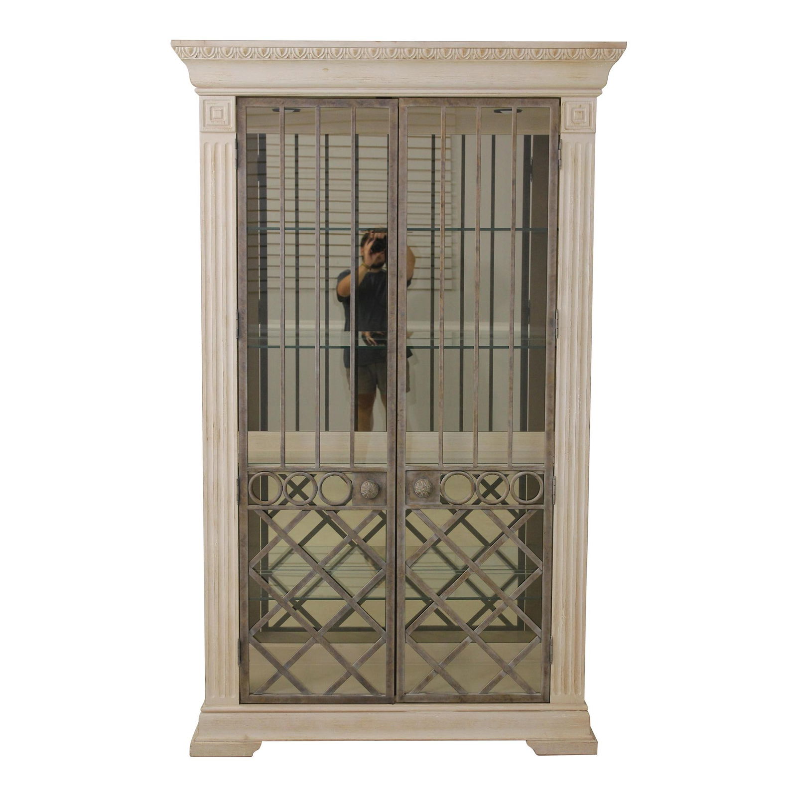 Drexel Heritage Neoclassical Lighted Curio Cabinet with Adjustable Shelves: Drexel Heritage Neoclassical Lighted Curio Cabinet with Adjustable Shelves This elegant Neoclassical Vitrine Curio Cabinet from Drexel Heritage epitomizes quality craftsmanship and timeless design. Wi