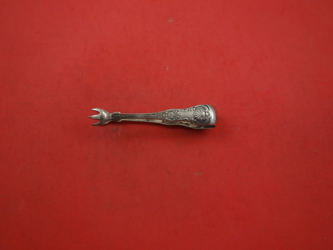 Dominick & Haff King Vintage Sterling Silver Sugar Tong 3 1/4": Dominick & Haff King Vintage Sterling Silver Sugar Tong 3 1/4" This vintage sugar tong, crafted by Dominick & Haff, showcases the elegant King pattern. Made from high-quality sterling silver, this pie