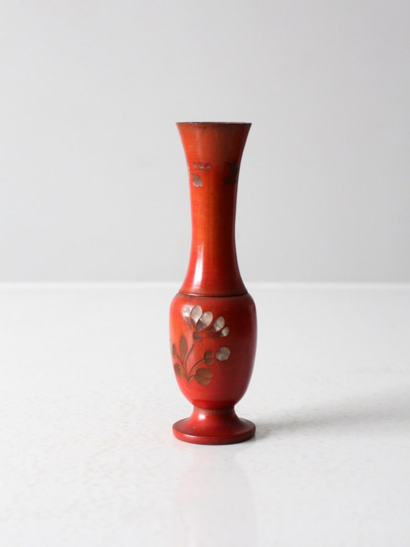 Mid-Century Red Floral Hand-Carved Wood Vase 1954: Mid-Century Red Floral Hand-Carved Wood Vase 1954 This vintage mid-20th century hand-carved wood vase showcases a warm red finish complemented by a glossy patina, enhancing its folk art appeal.