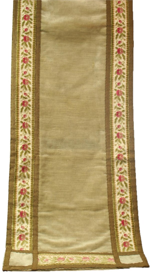 Vintage French 1950s Pink Velvet Velour Table Runner: Vintage French 1950s Pink Velvet Velour Table Runner Add a touch of vintage charm to your home with this elegant 1950s pink velvet table runner, crafted in France. This exquisite piece showcases a del