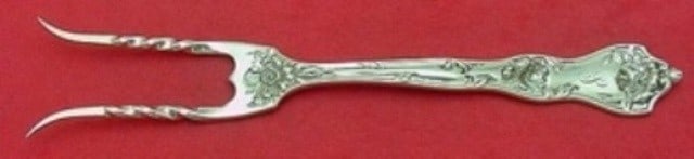 Reed & Barton Intaglio Sterling Silver Baked Potato Fork Wild Rose 7 1/4": Reed & Barton Intaglio Sterling Silver Baked Potato Fork Wild Rose 7 1/4" This exquisite serving fork is a part of the Intaglio pattern by Reed & Barton, crafted from high-quality sterling silver. Des