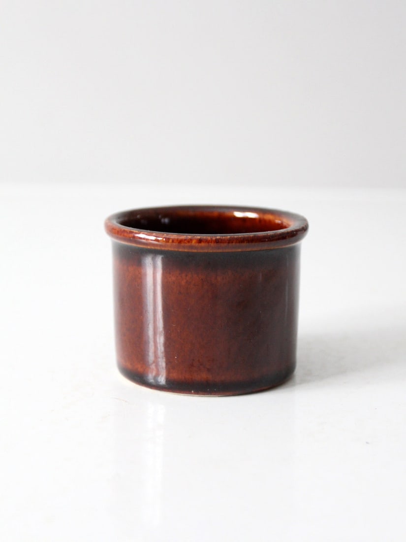 Vintage Brown Stoneware Ramekin 3.25 Inch Diameter: Vintage Brown Stoneware Ramekin 3.25 Inch Diameter This vintage stoneware ramekin showcases a rich brown glaze and a simple, functional design. Its compact shape and warm tone make it an ideal additio