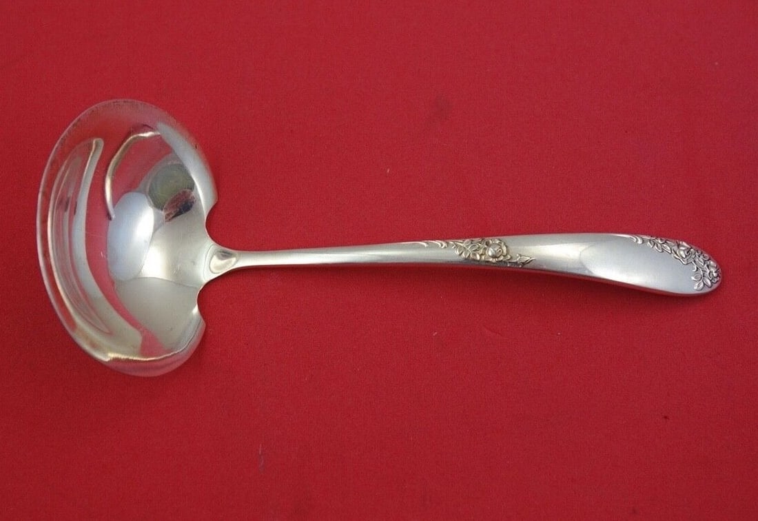 Lunt Sweetheart Rose Sterling Silver Gravy Ladle 6 1/8": Lunt Sweetheart Rose Sterling Silver Gravy Ladle 6 1/8" This exquisite gravy ladle is crafted from high-quality sterling silver and features the elegant Sweetheart Rose pattern by Lunt. Measuring 6 1/