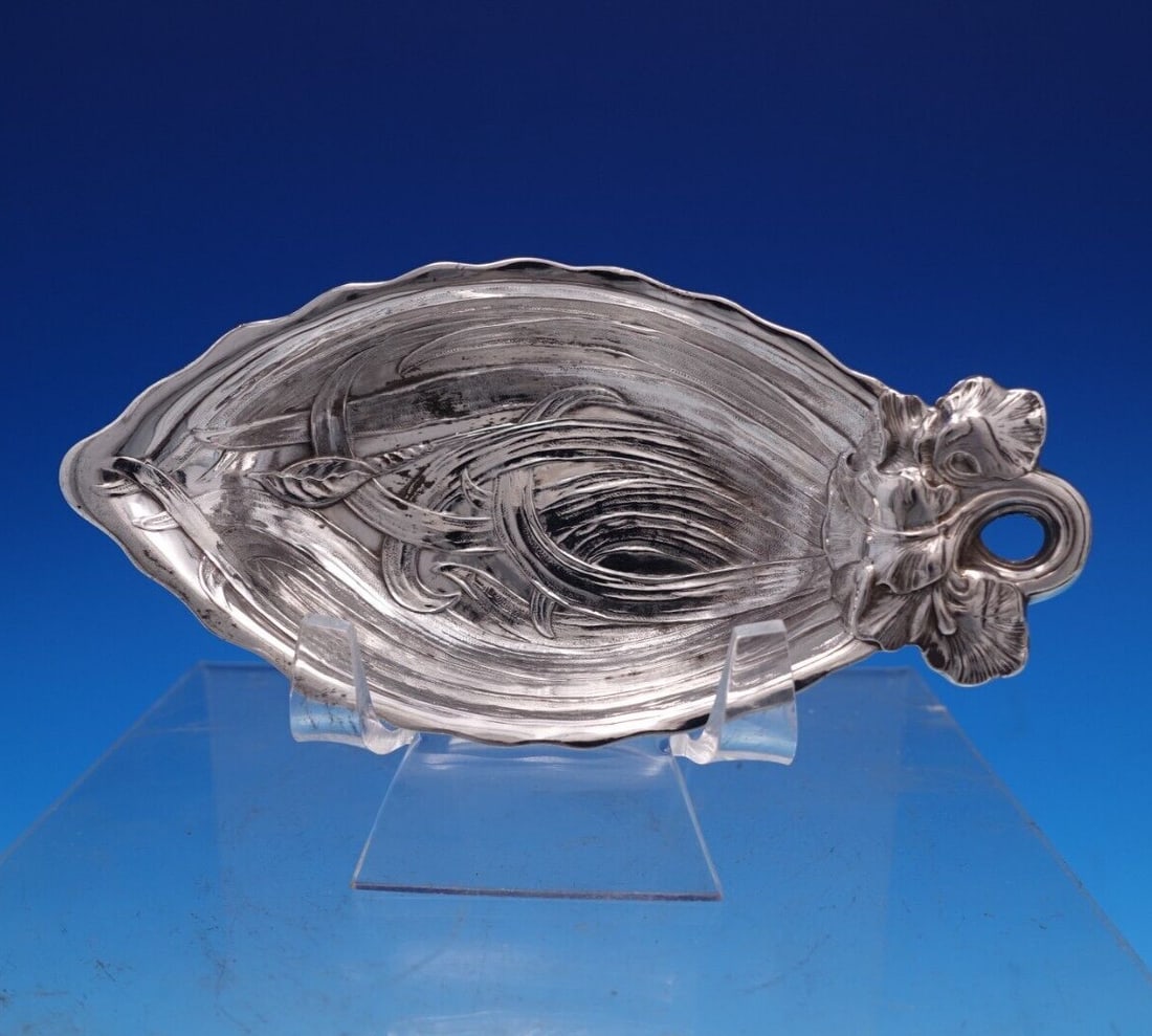 Durgin Iris Sterling Silver Nut Cup with Place Card Holder: Durgin Iris Sterling Silver Nut Cup with Place Card Holder Introducing the Iris Nut Cup by Durgin-Gorham, a stunning piece crafted from high-quality sterling silver (.925). This exquisite nut cup feat