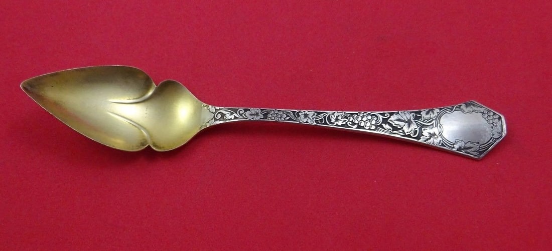 SSMC-SAART Grape Sterling Silver Gold Washed Grapefruit Spoon 5 1/4": SSMC-SAART Grape Sterling Silver Gold Washed Grapefruit Spoon 5 1/4" This exquisite grapefruit spoon from the Grape pattern by SSMC-SAART is a notable piece of flatware. Crafted from high-quality ster