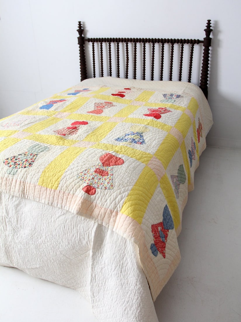 Charming Vintage Sunbonnet Sue Quilt for Twin Bed: Charming Vintage Sunbonnet Sue Quilt for Twin Bed Discover a charming vintage hand-made quilt featuring the iconic Sunbonnet Sue pattern. This delightful quilt showcases the classic bonneted little gi