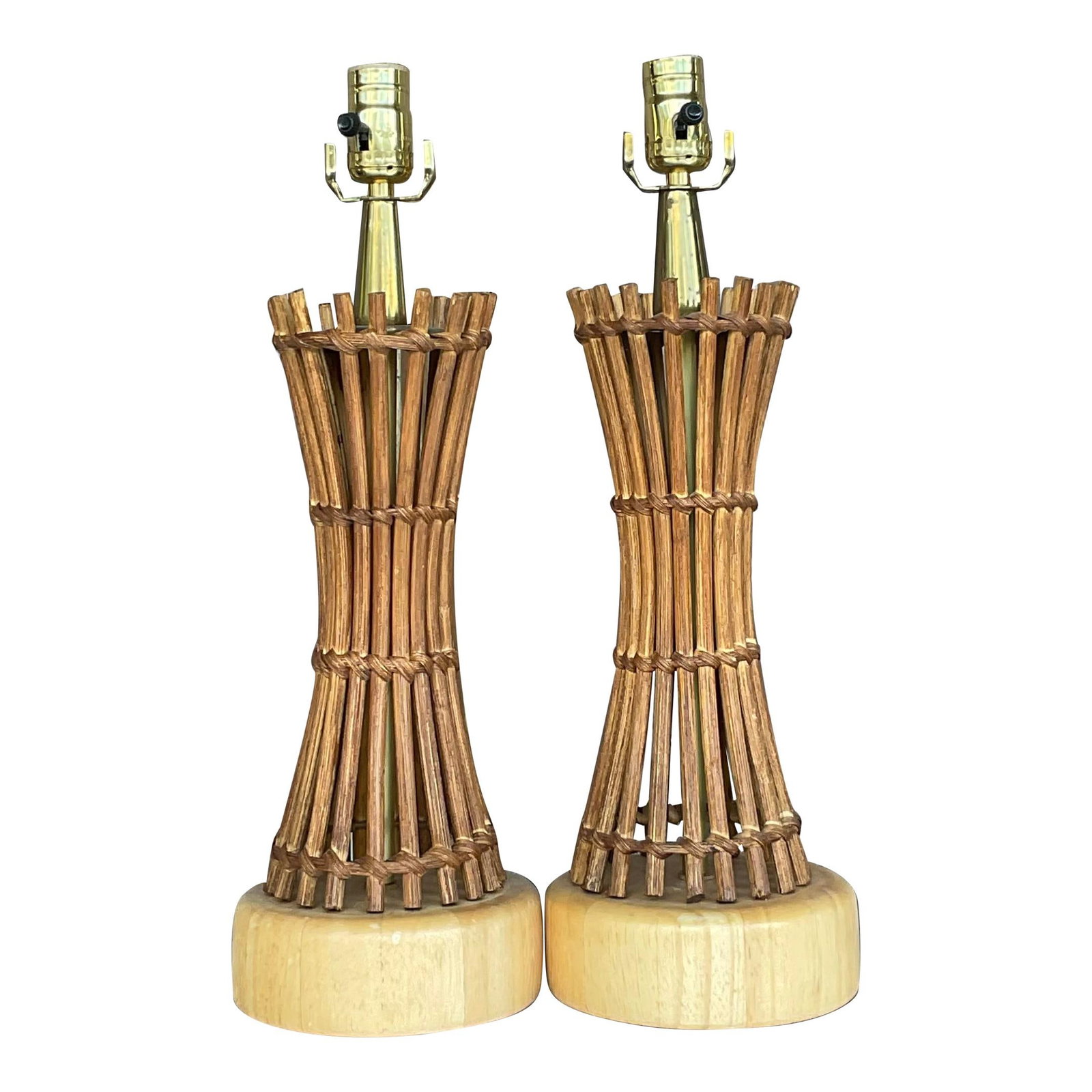 Pair of Vintage Coastal Pencil Reed Table Lamps in Coffee: Pair of Vintage Coastal Pencil Reed Table Lamps in Coffee Enhance your home decor with this exquisite pair of vintage coastal pencil reed table lamps. These lamps beautifully blend coastal aesthetics