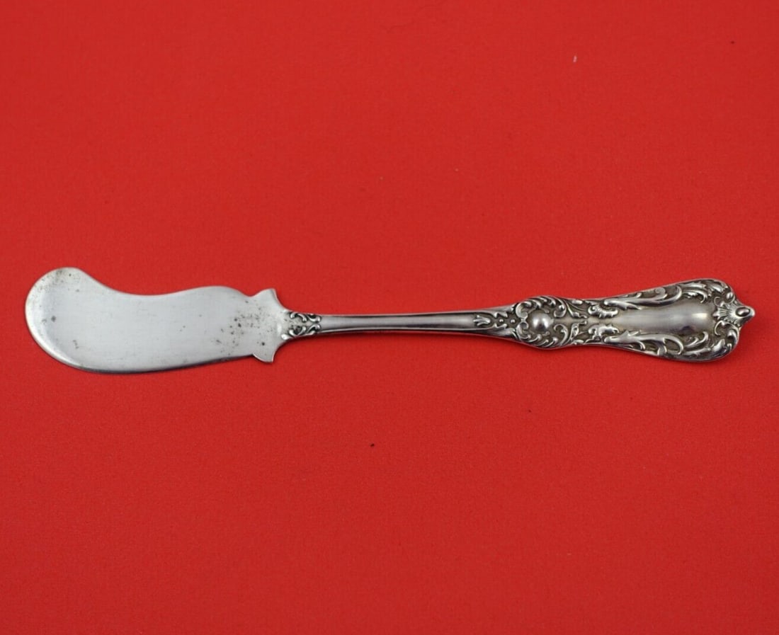 SSMC-Saart Karlton Sterling Silver 5 3/8 Inch Butter Spreader Flat Handle: SSMC-Saart Karlton Sterling Silver 5 3/8 Inch Butter Spreader Flat Handle This sterling silver butter spreader features a flat handle design in the Karlton pattern by SSMC-Saart. Measuring 5 3/8 inche