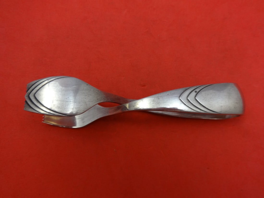 International Sterling Silver Sugar Tong Modernism 4 3/4 Inch: International Sterling Silver Sugar Tong Modernism 4 3/4 Inch This exquisite International Sterling Silver Sugar Tong features a modern design and measures 4 3/4 inches in length. Crafted from high-qu