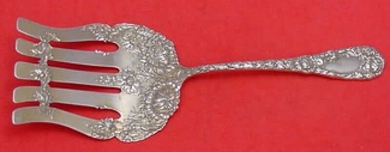 Durgin Chrysanthemum Sterling Silver Asparagus Fork 9 3/4 Antique: Durgin Chrysanthemum Sterling Silver Asparagus Fork 9 3/4 Antique This exquisite asparagus fork, crafted by Durgin, showcases the intricate Chrysanthemum pattern. Measuring 9 3/4 inches in length, it