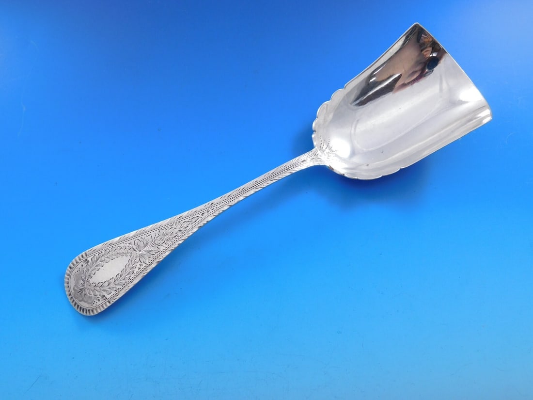 Gale & Willis Sterling Silver Cracker Scoop 9 Inch Bright-Cut Handle: Gale & Willis Sterling Silver Cracker Scoop 9 Inch Bright-Cut Handle This exquisite Sterling Silver Cracker Scoop by Gale and Willis dates back to the period of 1850-1899. Measuring 9 inches in length