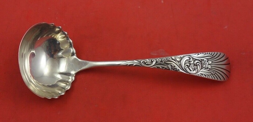 Frank Whiting Palm Sterling Silver Gravy Ladle 7 1/8 inches: Frank Whiting Palm Sterling Silver Gravy Ladle 7 1/8 inches This exquisite gravy ladle is crafted in sterling silver and features the elegant Palm pattern by Frank Whiting. Measuring 7 1/8 inches, thi