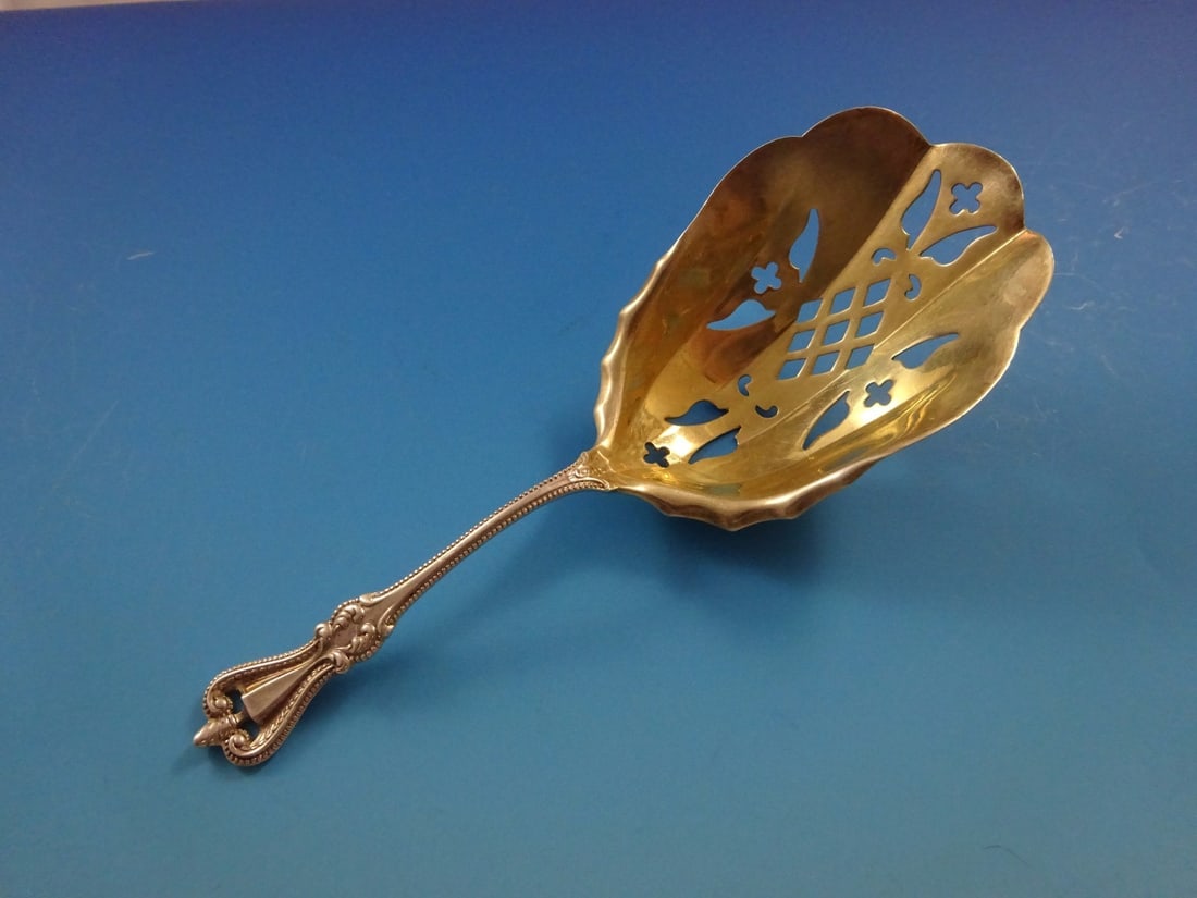 Towle Old Colonial Sterling Silver Almond Scoop 5.5 Gold Washed Pierced: Towle Old Colonial Sterling Silver Almond Scoop 5.5 Gold Washed Pierced This exquisite Old Colonial almond scoop by Towle is crafted from sterling silver, featuring a beautiful gold wash and fancy pie