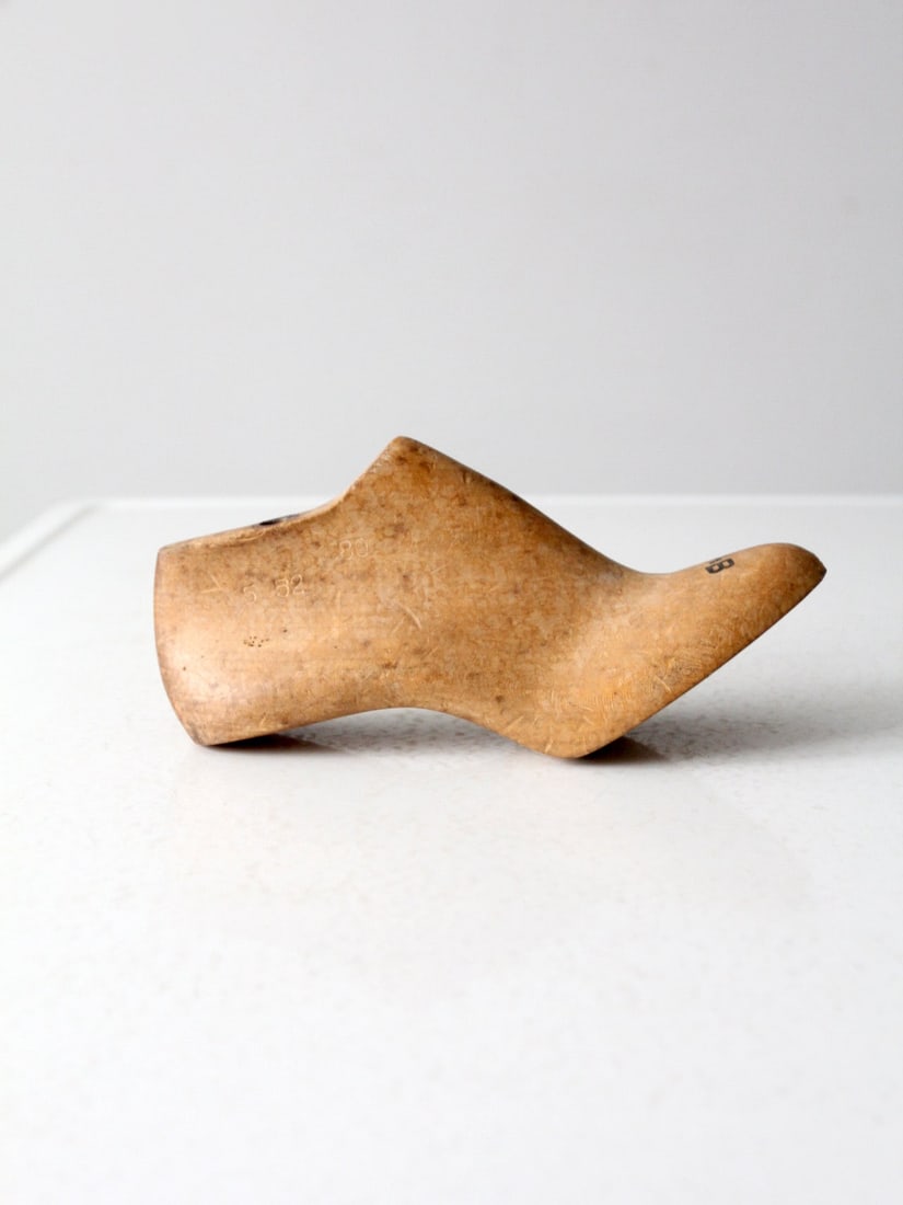 Vintage Wooden Cobbler's Shoe Last Size 7.5 B Antique Display: Vintage Wooden Cobbler's Shoe Last Size 7.5 B Antique Display This antique cobbler's shoe last is a charming piece of history. Crafted from wood, it is marked with a size of 7 1/2 B, making it a uniqu