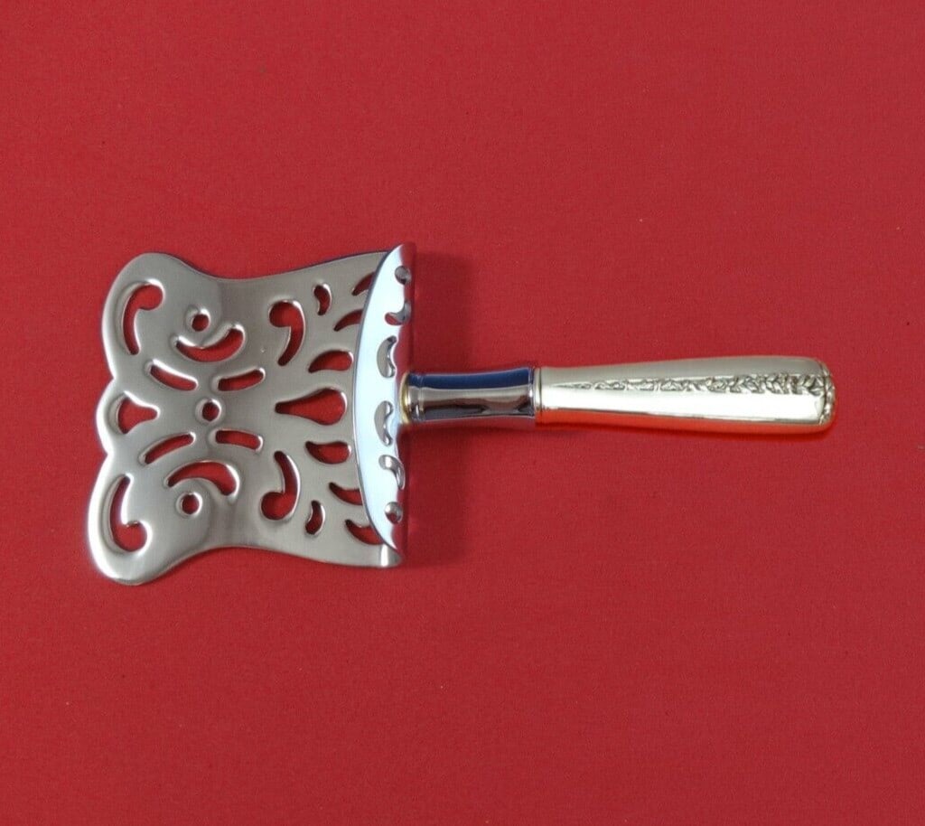 Towle Rambler Rose Sterling Silver 6" Petit Four Server Custom Made: Towle Rambler Rose Sterling Silver 6" Petit Four Server Custom Made Introducing the Rambler Rose Petit Four Server by Towle, a charming addition to your serving collection. This exquisite piece featur