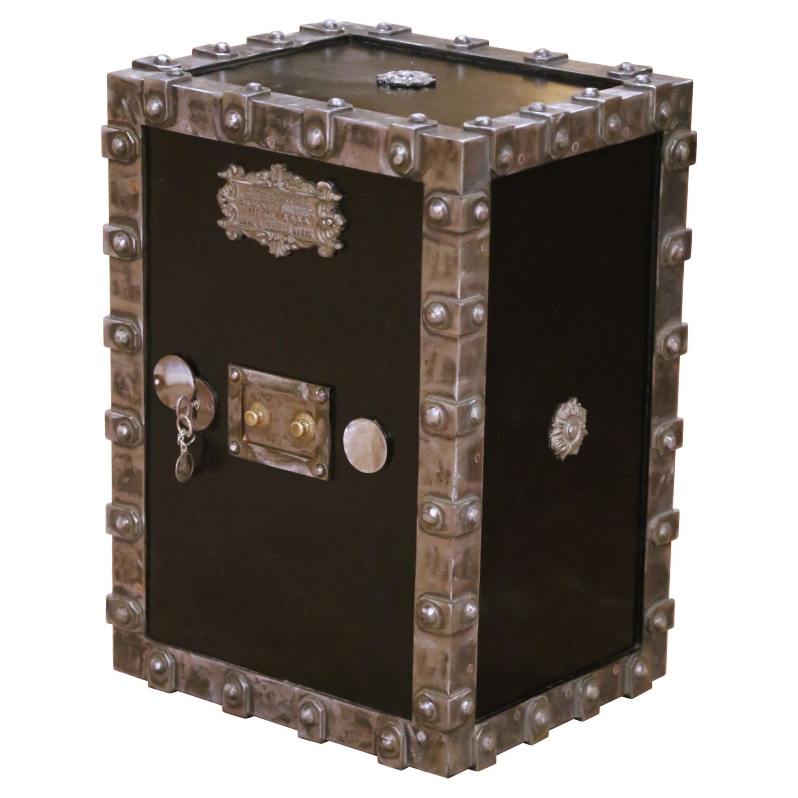 19th Century Gothic French Cast Iron Safe with Key and Two-Letter Combination: 19th Century Gothic French Cast Iron Safe with Key and Two-Letter Combination Discover this exquisite 19th Century French Polished Cast Iron Safe, perfect for securing your treasured items. Crafted ci