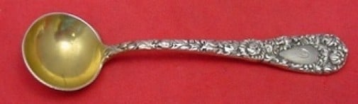 Durgin Chrysanthemum Sterling Silver Gold Wash Salt Spoon 3.75": Durgin Chrysanthemum Sterling Silver Gold Wash Salt Spoon 3.75" This exquisite salt spoon is crafted from sterling silver by Durgin, featuring the elegant Chrysanthemum pattern. Measuring 3 3/4