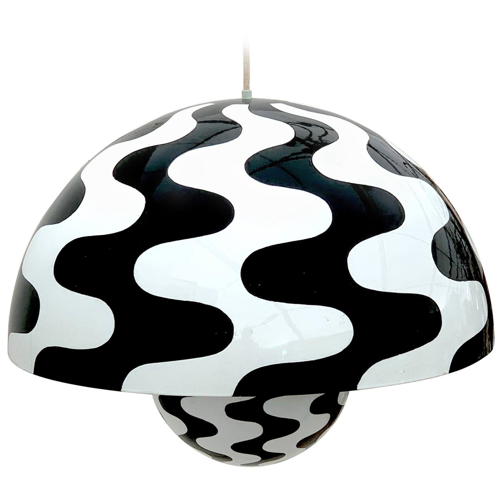Verner Panton Flower Pot Black White Hanging Lamp 1971 Mid-Century Modern: Verner Panton Flower Pot Black White Hanging Lamp 1971 Mid-Century Modern Illuminate your space with the iconic 'Flower Pot' hanging lamp designed by Verner Panton for Louis Poulsen in 1971. This exqu