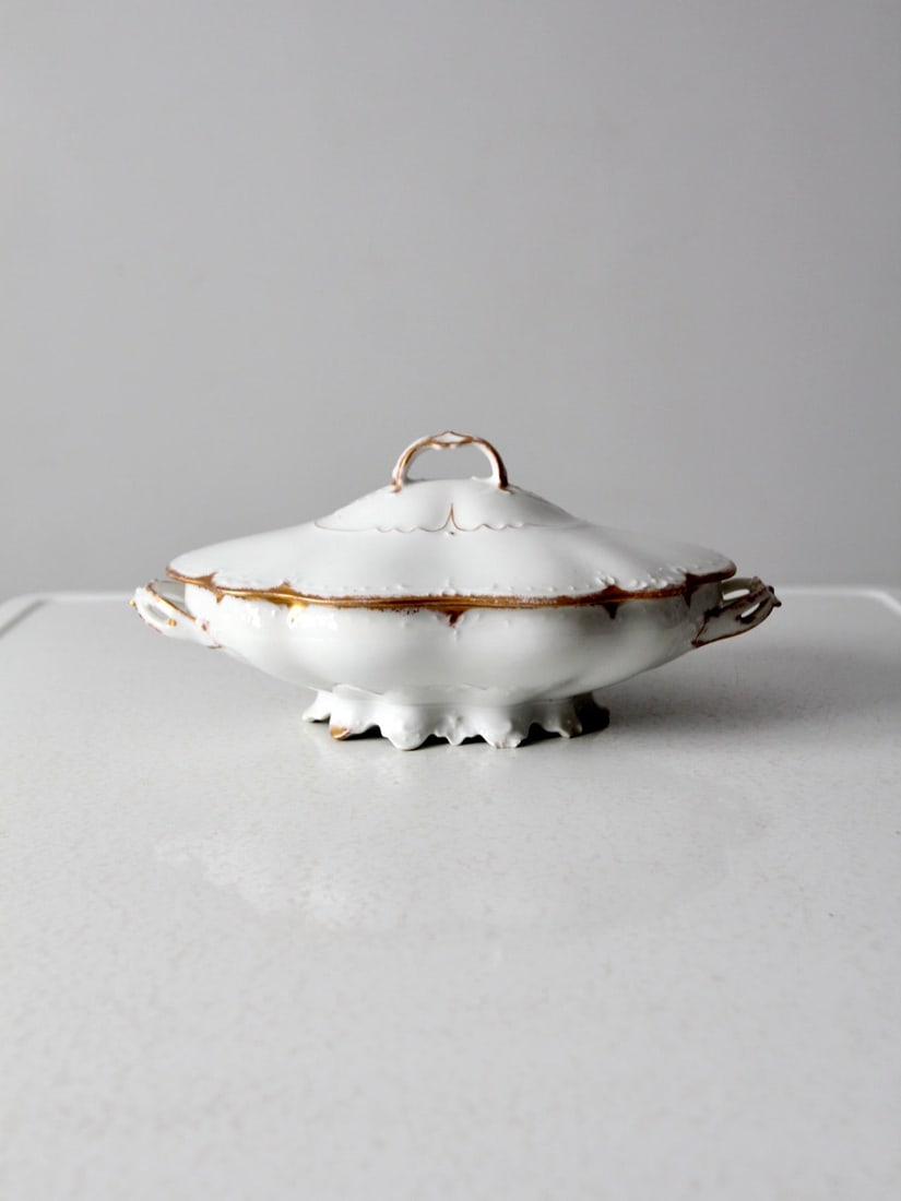 Antique MZ Austria Porcelain Serving Dish with Lid and Gold Trim: Antique MZ Austria Porcelain Serving Dish with Lid and Gold Trim This exquisite antique MZ Austria porcelain serving dish features a beautifully scalloped body, a sturdy pedestal base, and elegant sid