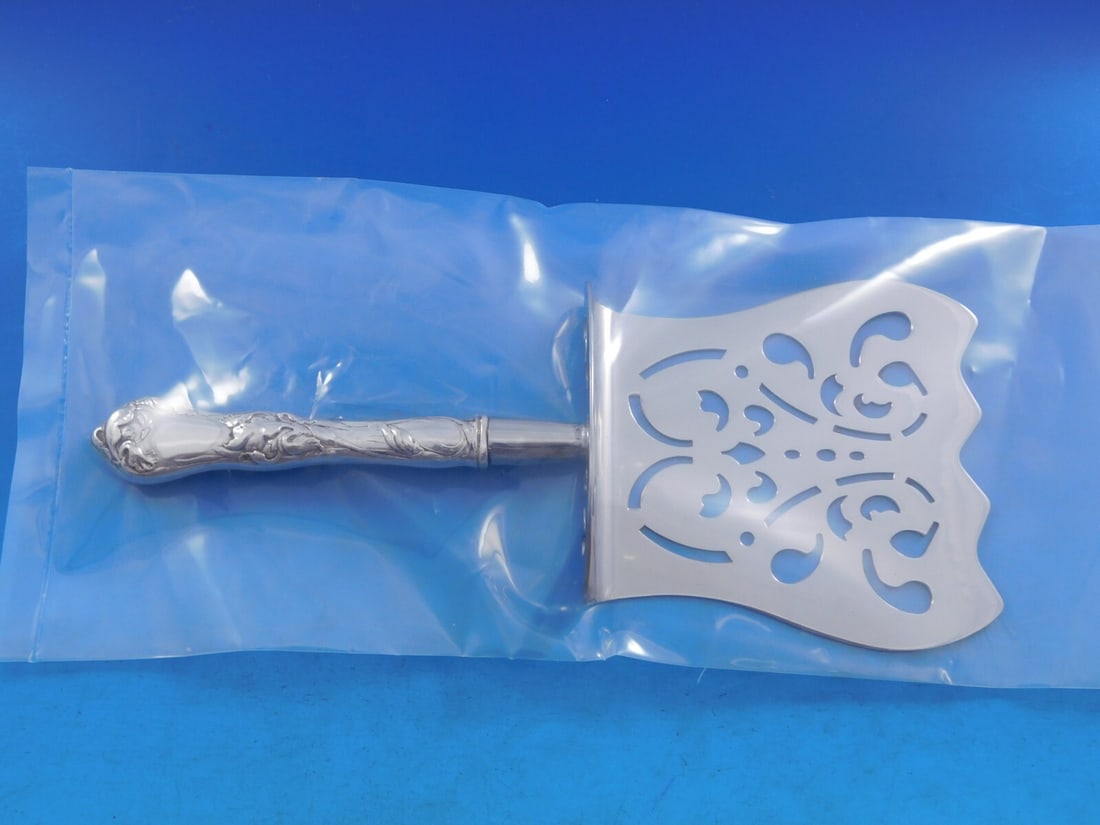 Reed & Barton Les Cinq Fleurs Sterling Silver Asparagus Server 9": Reed & Barton Les Cinq Fleurs Sterling Silver Asparagus Server 9" This exquisite asparagus server is crafted from sterling silver, featuring the elegant 'Les Cinq Fleurs' pattern by Reed & Barton. Des