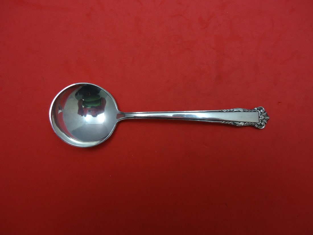 Lunt Sterling Silver English Shell Bouillon Soup Spoon: Lunt Sterling Silver English Shell Bouillon Soup Spoon This exquisite bouillon soup spoon features the elegant English Shell pattern by Lunt, crafted from high-quality sterling silver. The spoon has n