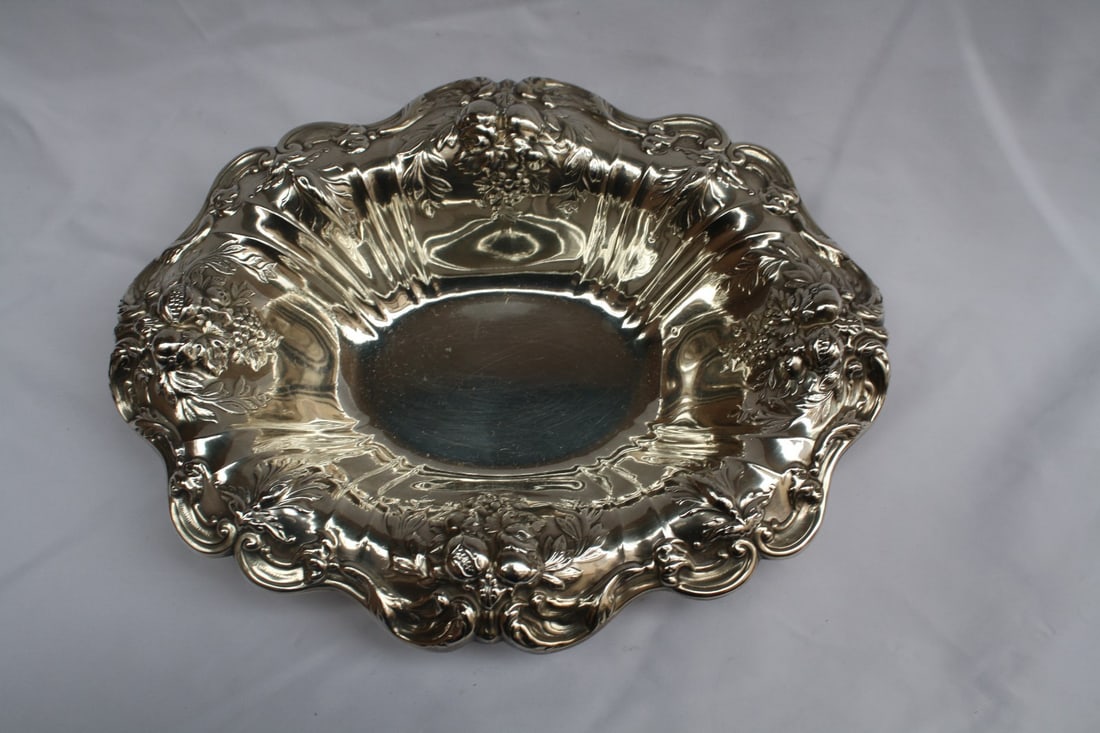 Reed & Barton Francis 1 Art Nouveau Sterling Silver Dish: Reed & Barton Francis 1 Art Nouveau Sterling Silver Dish Experience the elegance of the early 1900s with this exquisite Art Nouveau sterling silver dish by Reed & Barton, featuring the classic Francis