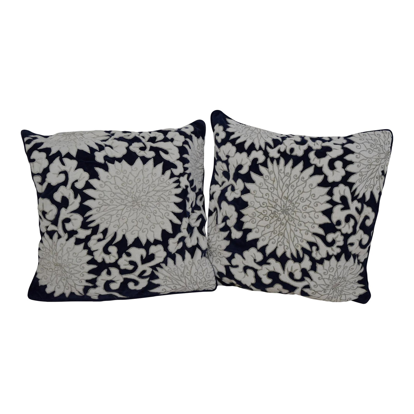 Frontgate Blue White Stitched Square Pillow Pair 18x18: Frontgate Blue White Stitched Square Pillow Pair 18x18 Enhance your home decor with this exquisite pair of Frontgate blue and white stitched square pillows. Crafted with high-quality fabric, these dec