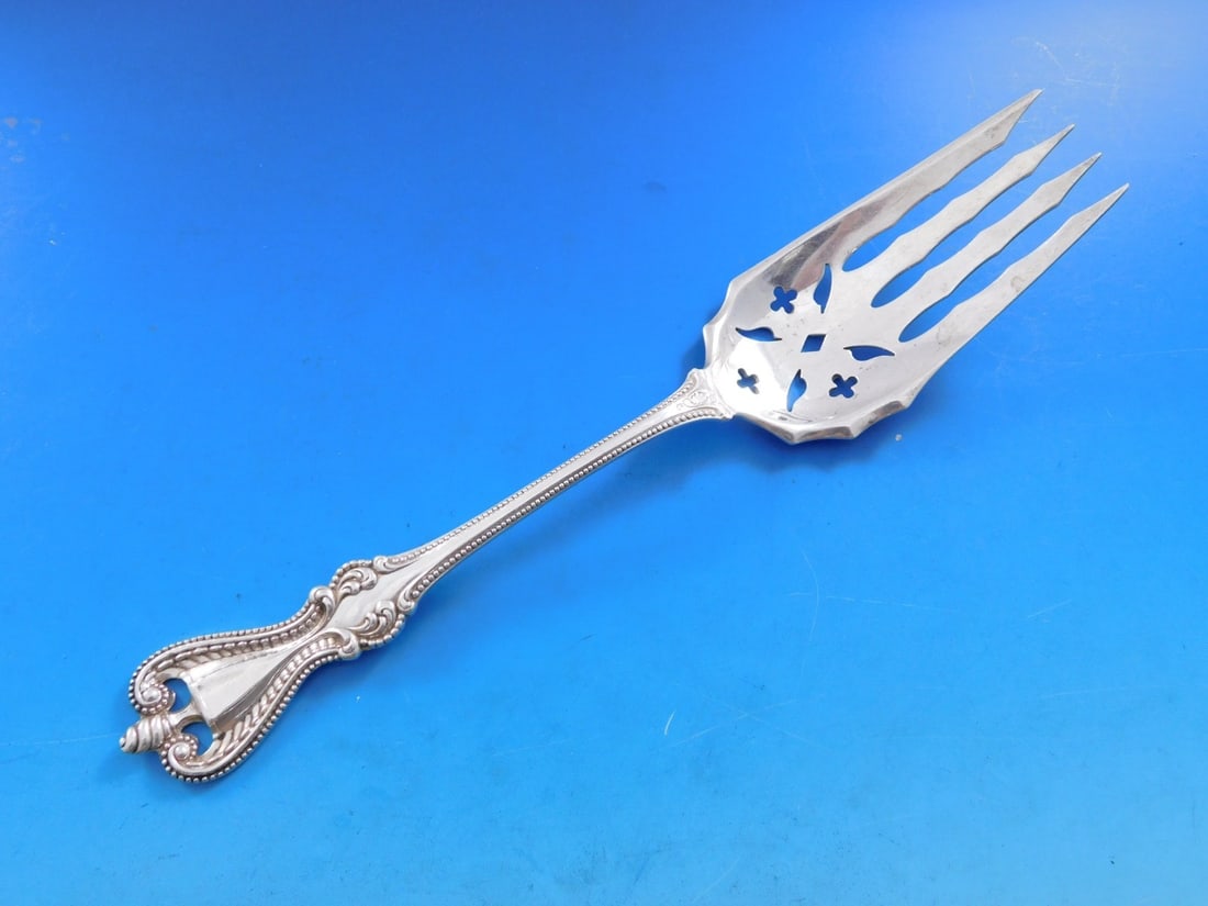 Towle Old Colonial Sterling Silver Salad Serving Fork 9 1/4 inch: Towle Old Colonial Sterling Silver Salad Serving Fork 9 1/4 inch Discover a stunning piece of history with this Old Colonial serving fork by Towle. Crafted from high-quality sterling silver, this larg