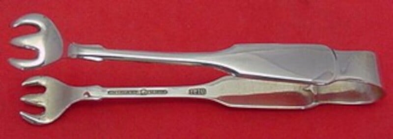 International Sterling Silver Eighteen Ten Sugar Tong 4 Inch Serving Piece: International Sterling Silver Eighteen Ten Sugar Tong 4 Inch Serving Piece This exquisite Eighteen Ten sugar tong by International Sterling is crafted from high-quality sterling silver and measures 4