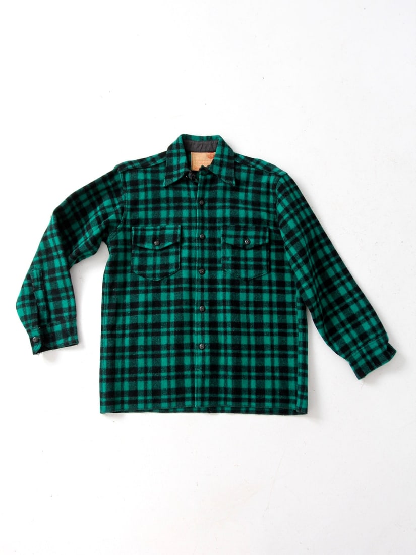 Vintage GWG Wool Plaid Shirt 1940s 1950s Green Black Mackinaw: Vintage GWG Wool Plaid Shirt 1940s 1950s Green Black Mackinaw This vintage GWG wool plaid shirt, dating back to the 1940s - 1950s, showcases a classic green and black mackinaw plaid pattern. It featur