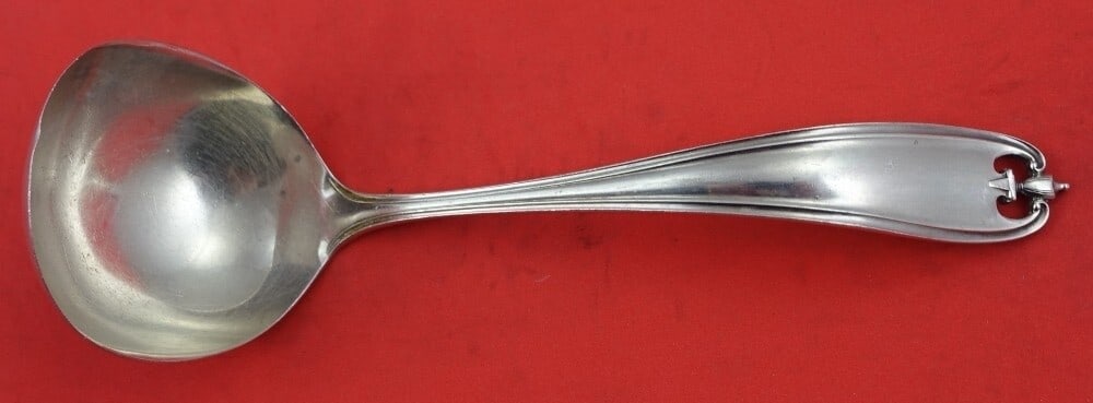 Watson Carrollton Sterling Silver Gravy Ladle 6.5 Inches: Watson Carrollton Sterling Silver Gravy Ladle 6.5 Inches This exquisite gravy ladle features the Carrollton pattern by Watson, crafted from high-quality sterling silver. Measuring 6 1/2 inches, this l