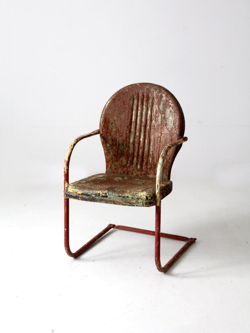 Mid 20th Century Vintage Metal Patio Chair Classic Design: Mid 20th Century Vintage Metal Patio Chair Classic Design This mid 20th century vintage patio chair features a classic metal "motel" design with a bouncer frame and a rounded back adorned with pressed