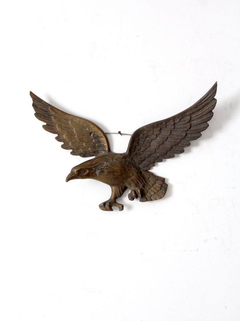 Vintage American Eagle Metal Wall Decor 14.75 x 11 Inches: Vintage American Eagle Metal Wall Decor 14.75 x 11 Inches This vintage metal eagle wall decor showcases a striking American eagle with outstretched wings and intricate featherwork. Perfect for enhanci