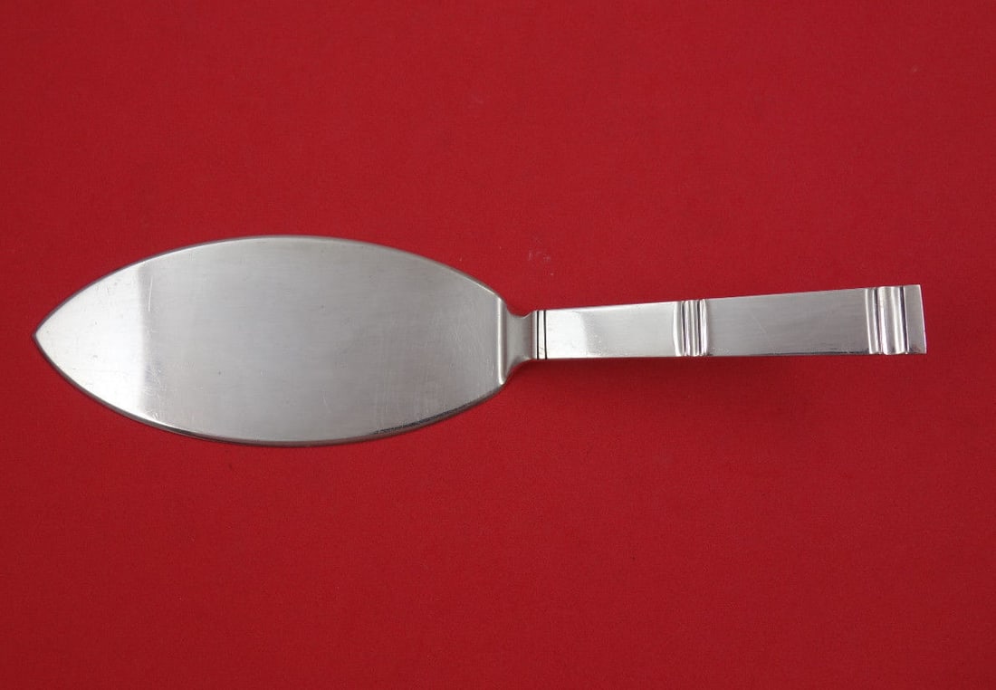 Grann & Laglye Cardinal Sterling Silver Pie Server 8.5": Grann & Laglye Cardinal Sterling Silver Pie Server 8.5" Introducing the Cardinal pie server by Grann & Laglye, a beautiful addition to your tableware collection. Crafted from high-quality sterling sil