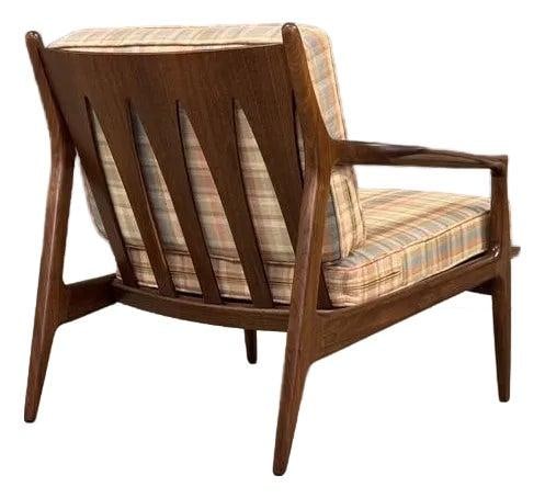 Mid Century Walnut Archie Lounge Chair by Milo Baughman: Mid Century Walnut Archie Lounge Chair by Milo Baughman Discover this exquisite mid-century modern Archie lounge chair, attributed to the renowned designer Milo Baughman. Constructed from rich walnut,